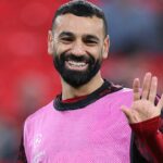 Mohamed Salah z Liverpoolu sa rozcvičuje pred zápasom osemfinále UEFA Ligy majstrov 2025/26 medzi Liverpool FC a Galatasaray SK