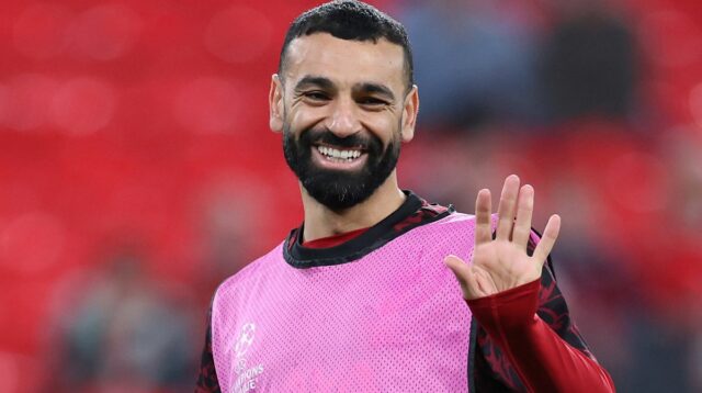 Mohamed Salah z Liverpoolu sa rozcvičuje pred zápasom osemfinále UEFA Ligy majstrov 2025/26 medzi Liverpool FC a Galatasaray SK