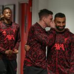 Andy Robertson sa rozpráva s Mohamedom Salahom