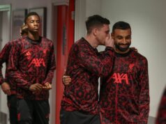 Mohamed Salah odpovedá, keď potvrdil ďalší emotívny odchod z Liverpoolu Andy Robertson sa rozpráva s Mohamedom Salahom