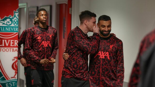 Mohamed Salah odpovedá, keď potvrdil ďalší emotívny odchod z Liverpoolu Andy Robertson sa rozpráva s Mohamedom Salahom