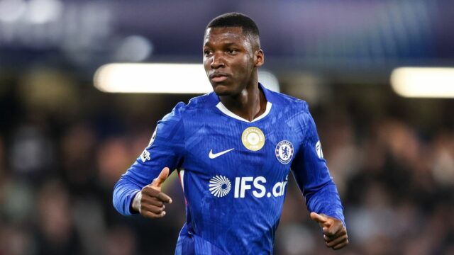 Moisés Caicedoof Chelsea počas zápasu osemfinále 2. kola UEFA Ligy majstrov 2025/26 medzi Chelsea FC a Paris Saint-Germain FC na Stamford Bridge 17. marca 2026 v Londýne, Anglicko