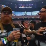 Hviezda San Francisca 49ers George Kittle bol prichytený, ako „kradol“ pivo rozohrávačovi Indiana Pacers Tyrese Haliburtonovi na WrestleMania 42