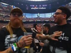 Moment, George Kittle KRADNE pivo Tyrese Haliburtonovi a čapuje ho pred sebou, keď sa hviezdy NFL a NBA skrížia na WrestleMania Hviezda San Francisca 49ers George Kittle bol prichytený, ako „kradol“ pivo rozohrávačovi Indiana Pacers Tyrese Haliburtonovi na WrestleMania 42