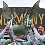 Grafika zobrazujúca 16 tímov v Cymru Premier 2026-27 spolu s trofejou