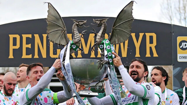 Grafika zobrazujúca 16 tímov v Cymru Premier 2026-27 spolu s trofejou