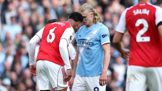 Útočník Manchestru City Erling Haaland a obranca Arsenalu Gabriel sa vyrovnali
