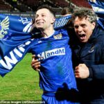 Manažér St Johnstone Simo Valakari a kapitán Jason Holt rozbehli párty