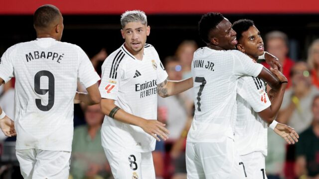 MILÁNO, TALIANSKO - 28. MÁJ: Hlavný tréner Realu Madrid Zinedine Zidane ukázal trofej po víťazstve vo finálovom zápase Ligy majstrov UEFA medzi Realom Madrid a Club Atletico de Madrid na Stadio Giuseppe Meazza 28. mája 2016 v talianskom Miláne. (Foto: Matthias Hangst/Getty Images)