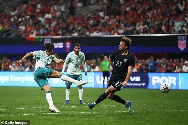 Nádeje z majstrovstiev sveta USA zasadili ďalšiu ranu, keď Portugalsko USMNT porazilo Portugalsko na štadióne Mercedes-Benz v utorok večer 2:0