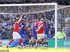 Najdramatickejšia propagácia všetkých čias! York City je späť v EFL po 103. minúte vyrovnávajúceho gólu… zlomil srdcia Rochdale – ktorý si myslel, že ich gól vyhral len pred chvíľou, a oslávil to inváziou na ihrisku Strela Josha Stonesa bola zblokovaná, no bolo rozhodnuté, že prešla za čiaru...