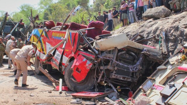 Najmenej 21 mŕtvych pri náraze autobusu do kašmírskej rokliny | Správy
