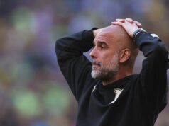 Najnovšie obvinenia Man City 115, keď Arsenal čelil „veľmi nepríjemnej“ situácii počas bitky o titul LONDÝN, ANGLICKO - 25. apríla: Pep Guardiola, manažér Manchestru City, reaguje počas semifinálového zápasu Emirates FA Cup medzi Manchestrom City a Southamptonom na štadióne Wembley 25. apríla 2026 v Londýne v Anglicku. (Foto: Michael Regan – The FA/The FA cez Getty Images)