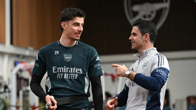 Kai Havertz a Mikel Arteta počas tréningu Arsenalu