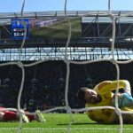 Giorgi Mamardashvili sa zranil, keď sa márne pokúšal zastaviť skórovanie Beta počas zápasu anglickej Premier League medzi Evertonom a Liverpoolom na štadióne Hill Dickinson.