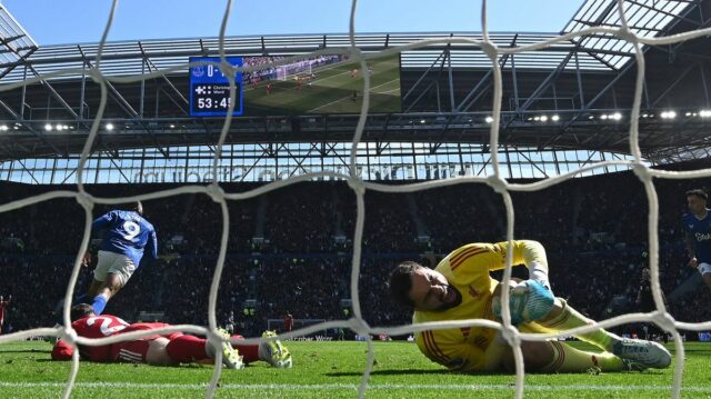 Giorgi Mamardashvili sa zranil, keď sa márne pokúšal zastaviť skórovanie Beta počas zápasu anglickej Premier League medzi Evertonom a Liverpoolom na štadióne Hill Dickinson. 