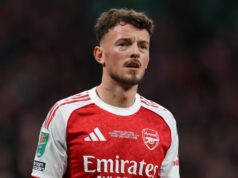 Najnovšie z Arsenalu: 11 hviezd povedalo, že by mali čeliť zákazu, ako sa objavila teória Bena Whitea Ben White z Arsenalu počas finálového zápasu Carabao Cup Arsenal a medzi Manchestrom City na štadióne Wembley 22. marca 2026 v Londýne v Anglicku.