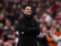 Najnovšie z Arsenalu: Akcie Mikela Artetu zaútočili, keď šéf klubu tvrdil, že Julian Alvarez Mikel Arteta robí grimasy