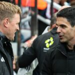 Manažér Newcastle United Eddie Howe sa rozpráva s manažérom Arsenalu Mikelom Artetom pred zápasom počas zápasu Premier League medzi Newcastle United a Arsenalom v St James' Park 28. septembra 2025 v Newcastle upon Tyne v Anglicku.