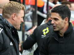 Najnovšie z Arsenalu: Aktualizácia prestupu Anthonyho Gordona bola oznámená po oznámení odchodu Manažér Newcastle United Eddie Howe sa rozpráva s manažérom Arsenalu Mikelom Artetom pred zápasom počas zápasu Premier League medzi Newcastle United a Arsenalom v St James' Park 28. septembra 2025 v Newcastle upon Tyne v Anglicku.