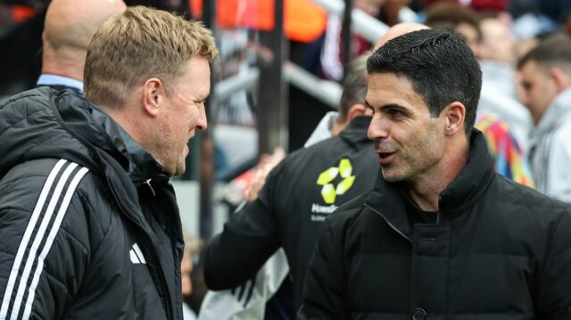 Manažér Newcastle United Eddie Howe sa rozpráva s manažérom Arsenalu Mikelom Artetom pred zápasom počas zápasu Premier League medzi Newcastle United a Arsenalom v St James' Park 28. septembra 2025 v Newcastle upon Tyne v Anglicku. 