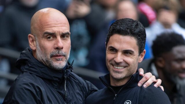 Tréner Arsenalu Mikel Arteta a manažér Manchestru City Pep Guardiola sa zdraví pred zápasom Premier League medzi Manchestrom City a Arsenalom na Etihad Stadium.