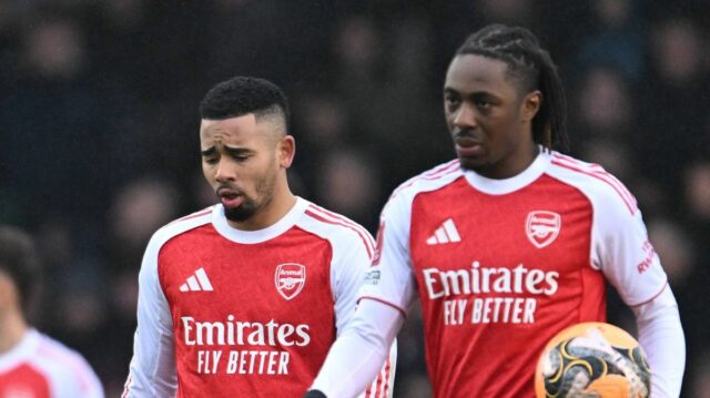 Najnovšie z Arsenalu: Gabriel Jesus odhaľuje rozhovory Eberechiho Eze ako (LR) Gabiel Jesus a Eberech Eze z Arsenalu počas zápasu tretieho kola Emirates FA Cup medzi Portsmouthom a Arsenalom 11. januára 2026 v Portsmouthe v Anglicku.