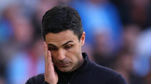 Mikel Arteta manažér / hlavný tréner Arsenalu reaguje počas zápasu Premier League medzi Manchestrom City a Arsenalom na Etihad Stadium