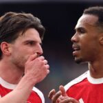 Declan Rice a Gabriel z Arsenalu interagujú počas zápasu Premier League medzi Manchestrom City a Arsenalom na Etihad Stadium