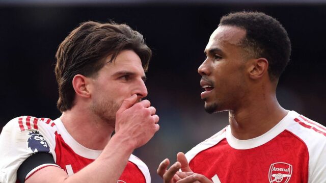 Declan Rice a Gabriel z Arsenalu interagujú počas zápasu Premier League medzi Manchestrom City a Arsenalom na Etihad Stadium