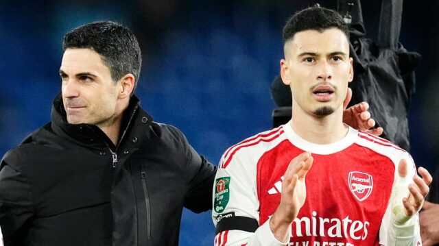 Tréner Arsenalu Mikel Arteta a Gabriel Martinelli