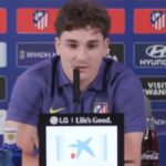 Julian Alvarez hovorí počas tlačovej konferencie