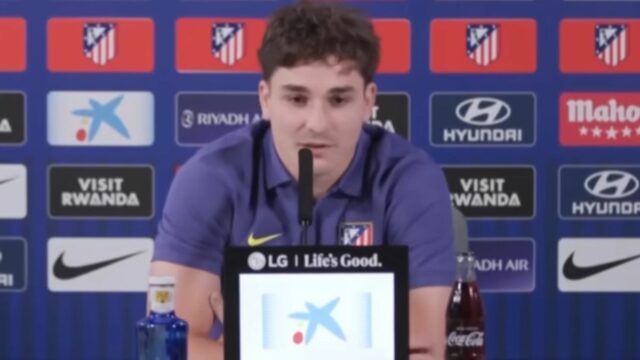 Julian Alvarez hovorí počas tlačovej konferencie