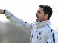 Najnovšie z Arsenalu: Podpis Wonderkid bol schválený, keď sa objavila aktualizácia prestupu v hodnote 100 miliónov libier Marli Salmon podpisuje predzmluvnú zmluvu s Arsenalom s manažérom Arsenalu Mikelom Artetom a Perom Mertesackerom, manažérom Arsenal Academy v Sobha Realty Training Center 21. apríla 2026 v London Colney v Anglicku.