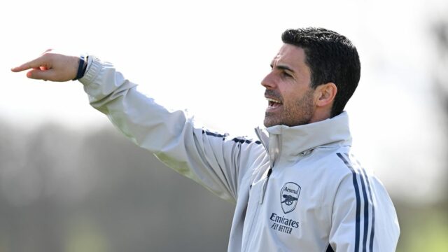 Marli Salmon podpisuje predzmluvnú zmluvu s Arsenalom s manažérom Arsenalu Mikelom Artetom a Perom Mertesackerom, manažérom Arsenal Academy v Sobha Realty Training Center 21. apríla 2026 v London Colney v Anglicku. 