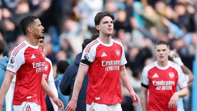 William Saliba z Arsenalu pred zápasom Premier League medzi Manchestrom City a Arsenalom na Etihad Stadium 19. apríla 2026 v anglickom Manchestri. 