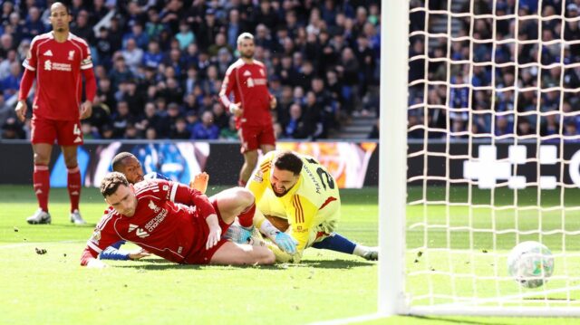 Giorgi Mamardashvili sa zrazí s Andym Robertsonom a Betom