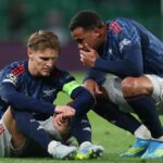 S Martinom Odegaardom z Arsenalu sa rozprával spoluhráč Gabriel počas štvrťfinálového zápasu UEFA Champions League 2025/26 medzi Sporting Clube de Portugal a Arsenal FC na Estadio Jose Alvalade 7. apríla 2026 v Lisabone v Portugalsku.