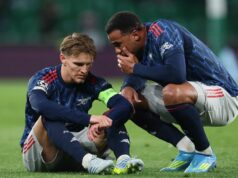 Najnovšie zranenie Martina Odegaarda, keď sa posilnila Arsenal napriek absencii na tréningu S Martinom Odegaardom z Arsenalu sa rozprával spoluhráč Gabriel počas štvrťfinálového zápasu UEFA Champions League 2025/26 medzi Sporting Clube de Portugal a Arsenal FC na Estadio Jose Alvalade 7. apríla 2026 v Lisabone v Portugalsku.