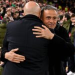 Arne Slot a Luis Enrique sa objímajú pred zápasom na Anfielde