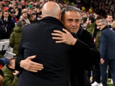 Najnovšie zranenie v Lige majstrov ako kľúčový hráč PSG proti Liverpoolu napriek návratu z tréningu Arne Slot a Luis Enrique sa objímajú pred zápasom na Anfielde