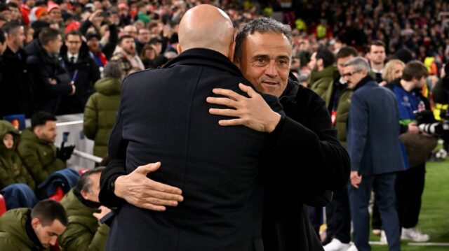 Arne Slot a Luis Enrique sa objímajú pred zápasom na Anfielde