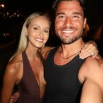 Marcus Stoinis a jeho modelová snúbenica Sarah Czarnuch (na spoločnej snímke) prezradili, že čakajú svoje prvé dieťa.