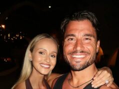 Najpôvabnejší pár austrálskeho kriketu odhaľuje svoju detskú radosť, keď je odhalený jeho obrovský balík výplat Marcus Stoinis a jeho modelová snúbenica Sarah Czarnuch (na spoločnej snímke) prezradili, že čakajú svoje prvé dieťa.