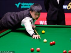 Najväčší zápas v snookeri? Prečo sa stovky miliónov chystajú sledovať, ako majster sveta Zhao Xintong a národný hrdina Ding Junhui zatrúbia v Crucible na štvrťfinálové miesto Zhao Xintong (29) sa minulý rok zapísal do histórie, keď sa stal prvým majstrom sveta v Číne