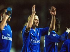 Najviac ma mrzí, že som prišiel do Chelsea cez Man Utd – moja žena nechcela ísť do Manchestru Emmanuel Petit počas zápasu 16. kola Ligy majstrov UEFA medzi Manchestrom United a Parížom Saint-Germain na Old Trafford 12. februára 2019 v Manchestri v Anglicku.