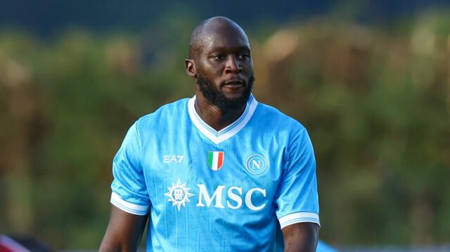Neapolská nočná mora Romelua Lukakua, keďže bývalé eso Man Utd Romelu Lukaku z Neapola sa zúčastňuje priateľského futbalového zápasu medzi Neapolom a Arezzo počas 6. dňa predsezónneho kempu SSC Neapol v Dimaro Folgarida, Trento, Taliansko, 22. júla 2025. (Foto: Ciro De Luca/NurPhoto cez Getty Images)