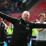 Šéf Dunfermline Neil Lennon letí vysoko po ich semifinálovom víťazstve Škótskeho pohára v Hampdene