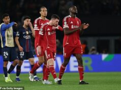 Neexistujúci stred poľa, skľučujúce štatistiky, neúčinný Florian Wirtz a obrovská priepasť do PSG. Liverpool išiel dozadu a vina musí padnúť na jeho šéfov Arneho Slotu, píše LEWIS STEELE Nič z porážky Liverpoolu od PSG nenasvedčovalo tomu, že by mohli stav otočiť