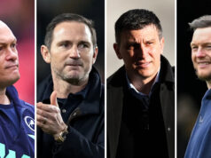 Neil, Lampard, Jakirovic a Hellberg sa uchádzajú o cenu manažéra Detailný záber na tlieskajúceho Grahama Alexandra v čiernom saku s dlhým rukávom